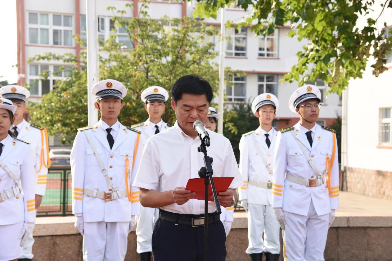 青島房產(chǎn)學(xué)校舉行“立德樹人、為人師表、清廉從教”師德倡議暨教師節(jié)宣誓活動