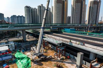 山東路-鞍山路東北象限連接匝道及地下停車場工程順利完成首跨鋼箱梁架設(shè)