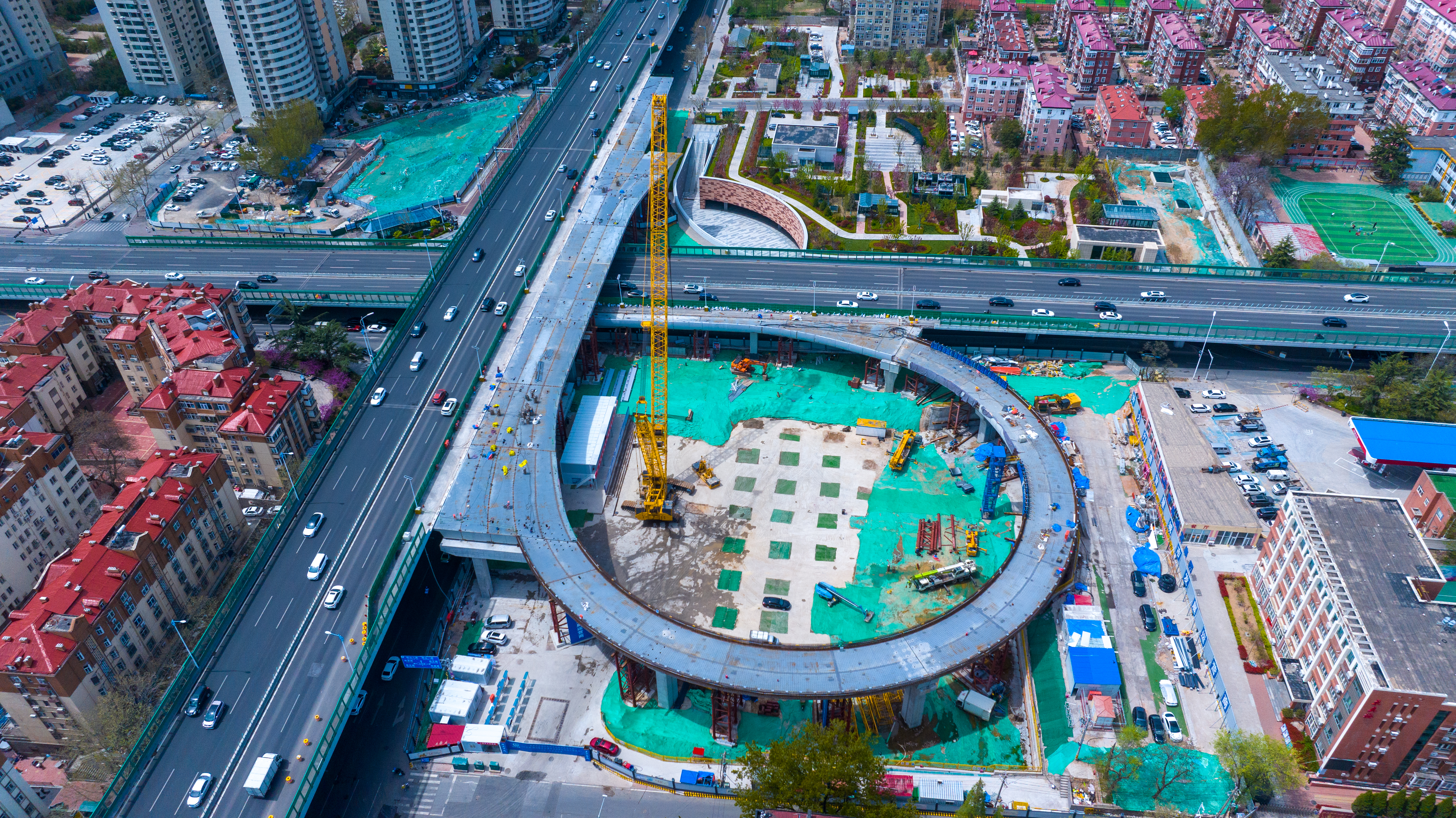 山東路-鞍山路東北象限連接匝道及地下停車場(chǎng)工程橋梁順利合龍